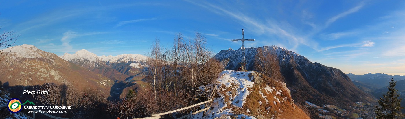 46 Alla croce del Monte Castello con bella vista sulla conca di Oltre il Colle e le sue cime.jpg